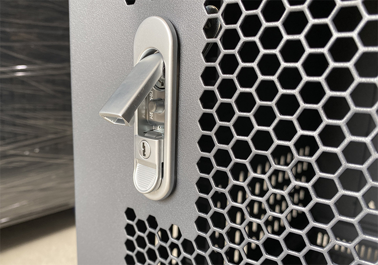 Khóa lẫy bật trên cửa lưởi của tủ rack